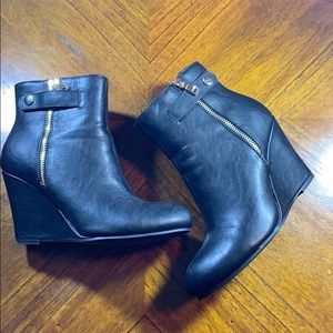Black zip up buckle wedge boot